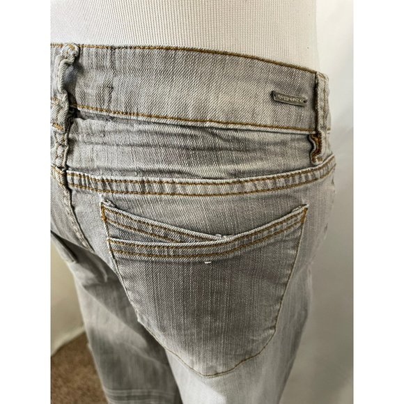 Dollhouse Light Gray Capri Jeans - 13 - Picture 9 of 12